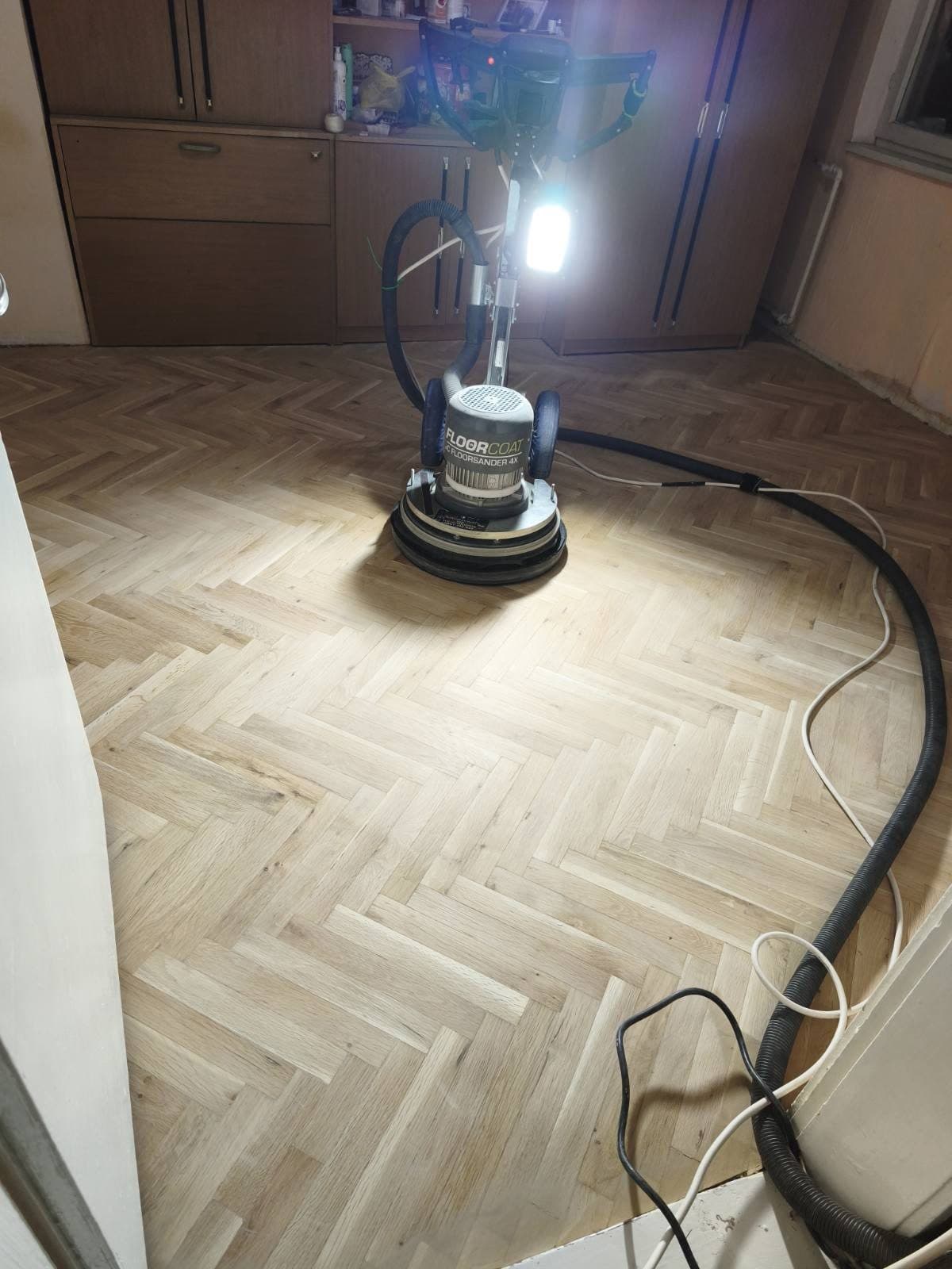 Планетарна шлайфмашина FloorCoat върху паркет елха