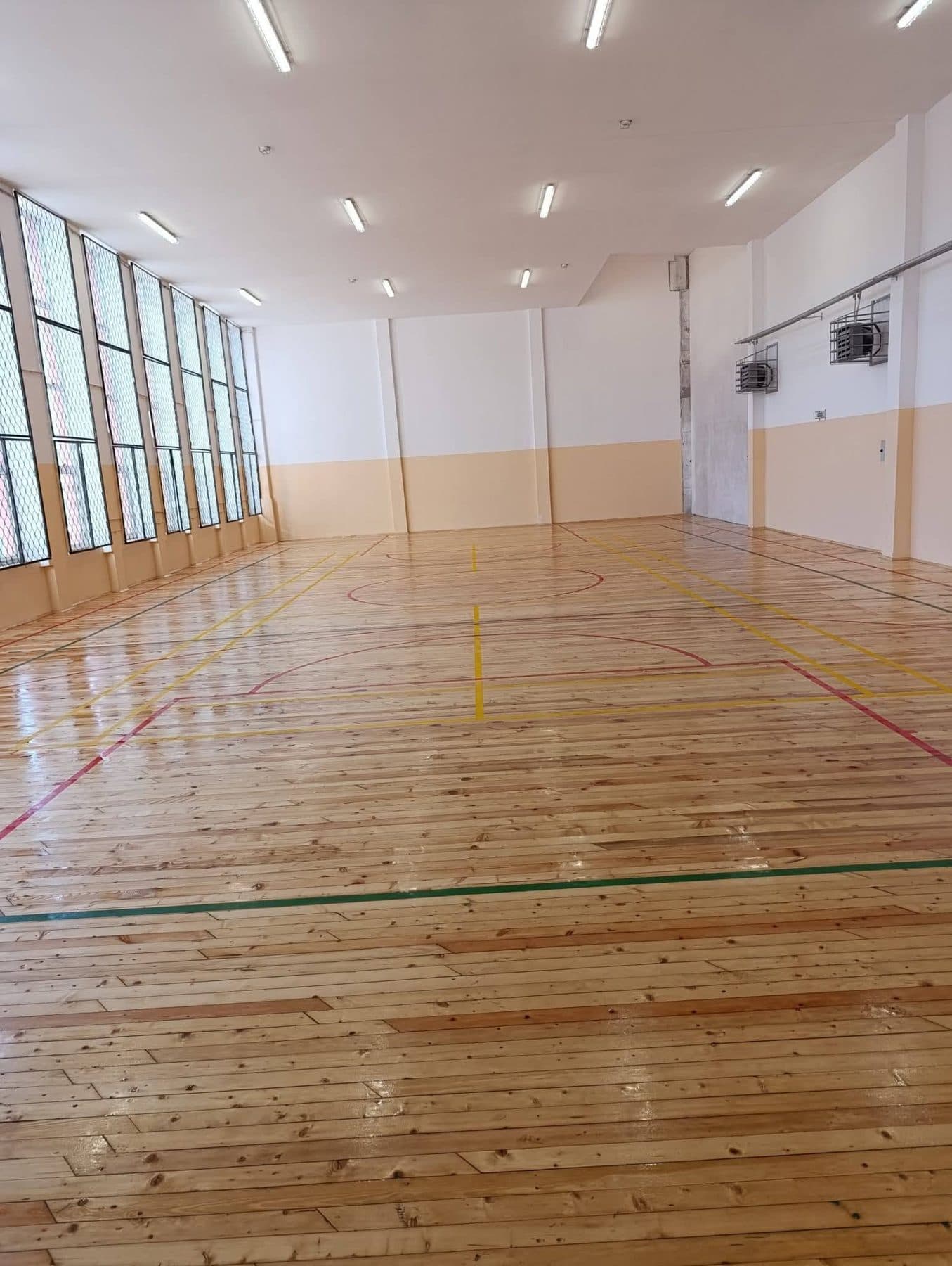 Физкултурен салон с шлайфан и лакиран дървен под